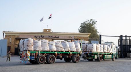 Un camión llega al lado egipcio del paso fronterizo de Rafah, para pasar la inspección de las autoridades israelíes antes de entrar a la Franja de Gaza, el 27 de enero de 2026. AP/M. Arafat