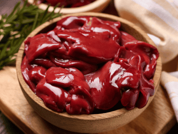 El consumo moderado de hígado de res puede contribuir a prevenir deficiencias nutricionales, mejorar la energía y apoyar la salud cerebral.  CANVA