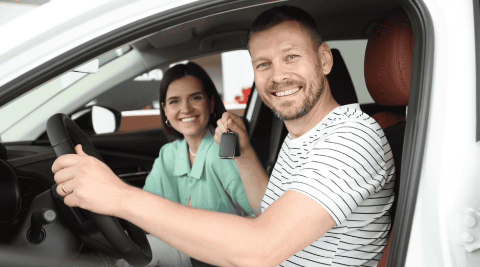 El endoso de la factura es una anotación que se realiza en la parte posterior del documento original del vehículo, mediante la cual el propietario actual transfiere los derechos de la factura a otra persona.  CANVA