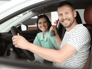 El endoso de la factura es una anotación que se realiza en la parte posterior del documento original del vehículo, mediante la cual el propietario actual transfiere los derechos de la factura a otra persona.  CANVA