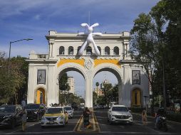 Conejo monumental transforma los Arcos Vallarta durante ART WKND GDL. NIFORMADOR/ J. Acosta
