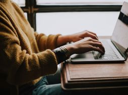 La LFT establece que todo trabajador que preste sus servicios en un día de descanso obligatorio debe recibir su salario diario más un pago doble adicional. Unsplash