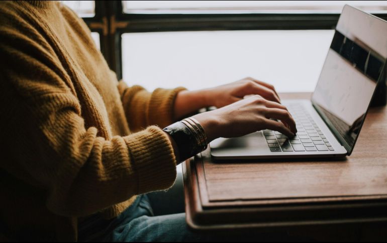 La LFT establece que todo trabajador que preste sus servicios en un día de descanso obligatorio debe recibir su salario diario más un pago doble adicional. Unsplash