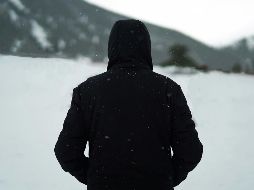 Al vestirte utiliza varias capas de ropa para poder ajustarte a la temperatura y conservar mejor tu calor corporal, así evitarás el contraer enfermedades respiratorios. Unsplash