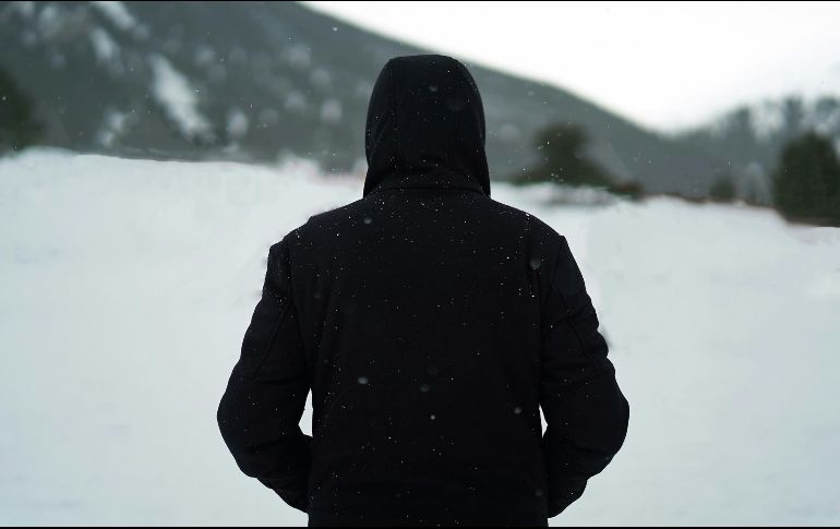 Al vestirte utiliza varias capas de ropa para poder ajustarte a la temperatura y conservar mejor tu calor corporal, así evitarás el contraer enfermedades respiratorios. Unsplash