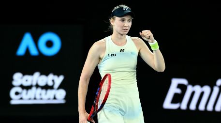 Con el triunfo en el Abierto de Australia 2026, Rybakina escalará dos posiciones y el lunes aparecerá como la número tres del circuito. EFE / J. Carrett