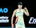 Con el triunfo en el Abierto de Australia 2026, Rybakina escalará dos posiciones y el lunes aparecerá como la número tres del circuito. EFE / J. Carrett