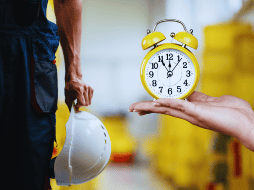 En ningún caso la reducción de la jornada laboral implicará la disminución de sueldos, salarios o prestaciones de las personas trabajadoras. ESPECIAL / CANVA