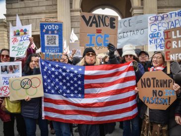 Esta manifestación es la primera en Milán de varias que ya han sido anunciadas en la capital de Lombardía, sede de los Juegos Olímpicos invernales. EFE / M. Corner