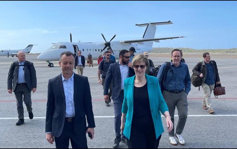Fotografía cedida de la embajadora Laura Dogu (c) a su llegada este 31 de enero de 2026, al aeropuerto Internacional Simón Bolívar en Venezuela. EFE / Embajada de EU