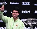 Carlos Alcaraz aseguró este domingo 1 de febrero que la conquista del título que llevaba "mucho tiempo buscando". EFE/EPA/JOEL CARRETT AUSTRALIA AND NEW ZEALAND OUT