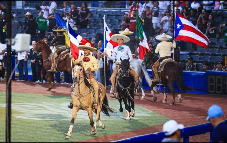 El Estadio Panamericano se vistió de fiesta cuando los fuegos pirotécnicos iluminaron el cielo tapatío y marcaron el inicio formal de una semana en la que la pelota será la gran protagonista. EL INFORMADOR/ J. ACOSTA.