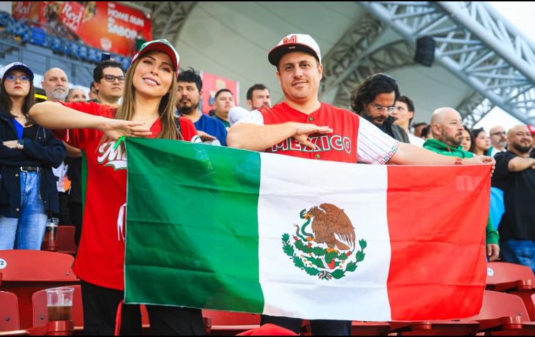 El Estadio Panamericano se vistió de fiesta cuando los fuegos pirotécnicos iluminaron el cielo tapatío y marcaron el inicio formal de una semana en la que la pelota será la gran protagonista. EL INFORMADOR/ J. ACOSTA.