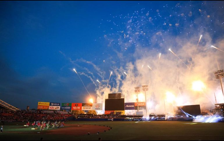 El Estadio Panamericano se vistió de fiesta cuando los fuegos pirotécnicos iluminaron el cielo tapatío y marcaron el inicio formal de una semana en la que la pelota será la gran protagonista. EL INFORMADOR/ J. ACOSTA.