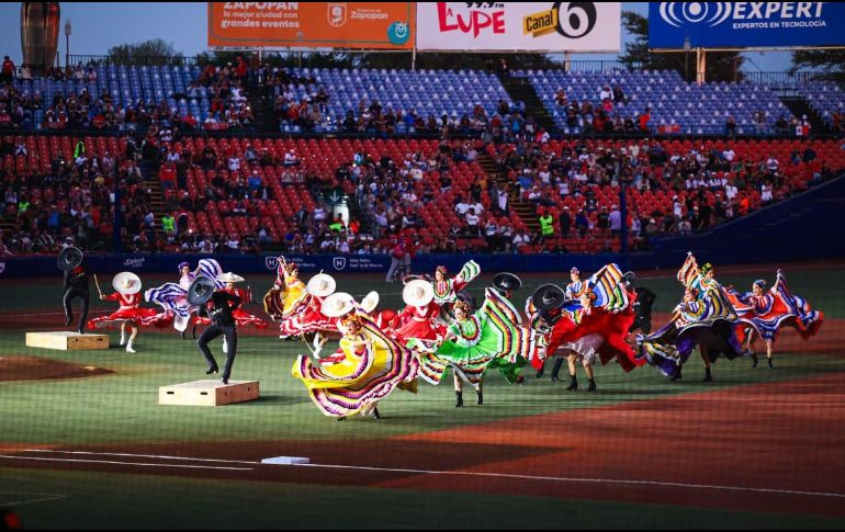 El Estadio Panamericano se vistió de fiesta cuando los fuegos pirotécnicos iluminaron el cielo tapatío y marcaron el inicio formal de una semana en la que la pelota será la gran protagonista. EL INFORMADOR/ J. ACOSTA.