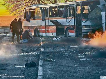 Rescate y atención a los heridos, tras el ataque con drones rusos a un autobús que transportaba mineros en Dnipropetrovsk, en Ucrania. EFE