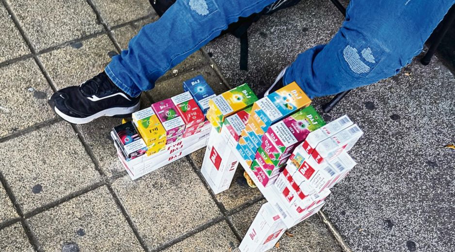 Venta de cigarros pirata en las inmediaciones del Mercado San Juan de Dios, en Guadalajara, donde su precio facilita su comercialización. EL INFORMADOR/ J. Acosta