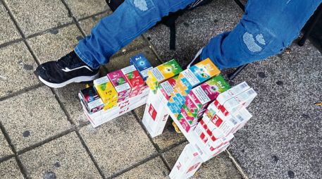 Venta de cigarros pirata en las inmediaciones del Mercado San Juan de Dios, en Guadalajara, donde su precio facilita su comercialización. EL INFORMADOR/ J. Acosta