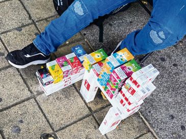 Venta de cigarros pirata en las inmediaciones del Mercado San Juan de Dios, en Guadalajara, donde su precio facilita su comercialización. EL INFORMADOR/ J. Acosta