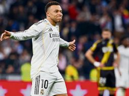 Con un gol de penalti en el tiempo agregado, el astro francés rescató la victoria de su equipo. EFE