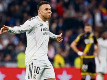 Con un gol de penalti en el tiempo agregado, el astro francés rescató la victoria de su equipo. EFE