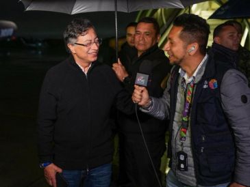 Fotografía cedida por la Presidencia de Colombia del presidente colombiano Gustavo Petro ofreciendo declaraciones este domingo, antes de viajar a EU en Bogotá (Colombia). EFE/ Presidencia de Colombia