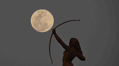 La Luna de Nieve, la noche de 1 de febrero, en La Diana Cazadora. SUN / ARCHIVO