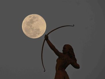 La Luna de Nieve, la noche de 1 de febrero, en La Diana La Cazadora. SUN / ARCHIVO