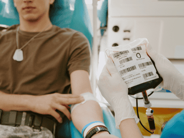 Se recomienda consumir alimentos ligeros y saludables horas antes de la donación, como frutas, verduras, cereales y proteínas bajas en grasa. CANVA