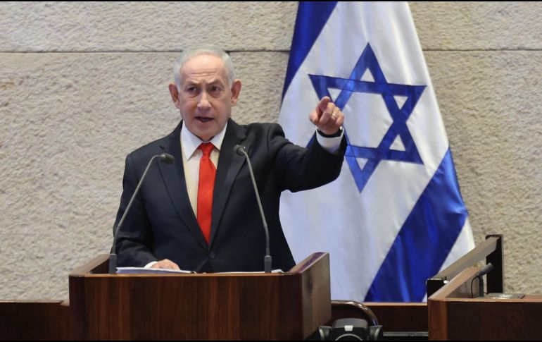 El primer ministro israelí, Benjamin Netanyahu, pronuncia un discurso durante una sesión especial para marcar el 77º aniversario de la creación de la Knesset y el 60º aniversario de la inauguración del edificio actual en la Knesset. EFE/A. SULTAN