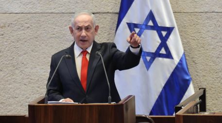 El primer ministro israelí, Benjamin Netanyahu, pronuncia un discurso durante una sesión especial para marcar el 77º aniversario de la creación de la Knesset y el 60º aniversario de la inauguración del edificio actual en la Knesset. EFE/A. SULTAN