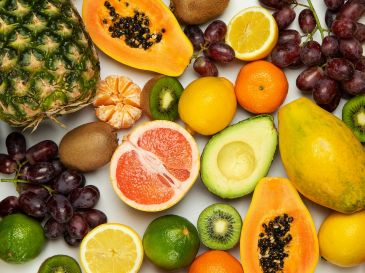 Diversas frutas concentran nutrientes, lo que explica por qué suelen recomendarse como parte de una estrategia integral para el manejo de la ansiedad. UNSPLASH.