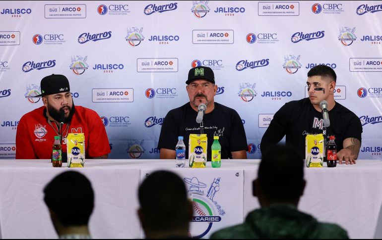 Luis Iván Rodríguez, Benjamín Gil y Bligh Madris en la conferencia de prensa posterior al juego. CORTESÍA/Charros de Jalisco