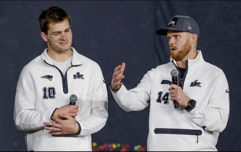 Drake Maye, quarterback de Nueva Inglaterra, al lado de Sam Darnold, de Seattle, en la noche inaugural del Super Bowl LX. EFE/M. Mabanglo