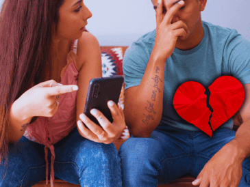 Los resultados de la encuesta revelan que 2 de cada 10 internautas celosos, incluso, han creado cuentas falsas para acosar o espiar a su actual pareja. ESPECIAL / CANVA