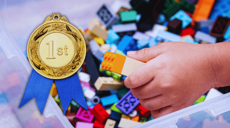 Los expertos recomiendan asignar tareas según la edad y capacidades del niño, comenzando desde pequeños con actividades simples, como recoger juguetes. ESPECIAL / CANVA