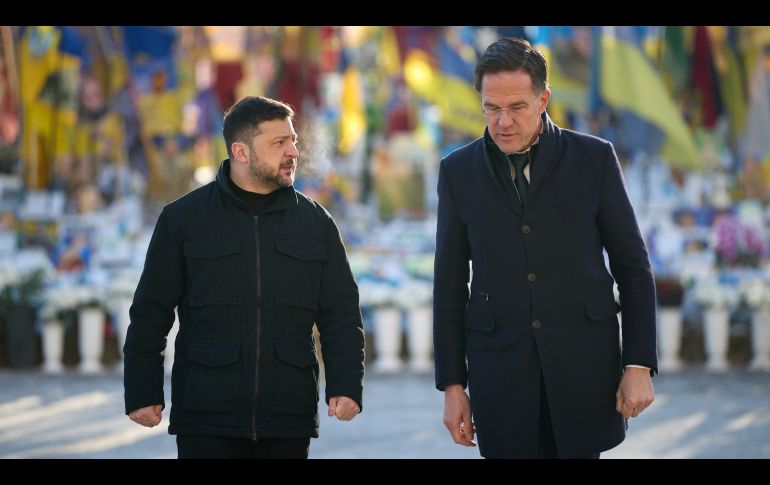 Volodímir Zelenski, y el secretario general de la OTAN, Mark Rutte (d), visitan el Monumento a la Memoria Nacional en la Plaza de la Independencia de Kiev. EFE/ Presidencia de Ucrania