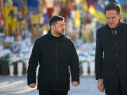 Volodímir Zelenski, y el secretario general de la OTAN, Mark Rutte (d), visitan el Monumento a la Memoria Nacional en la Plaza de la Independencia de Kiev. EFE/ Presidencia de Ucrania