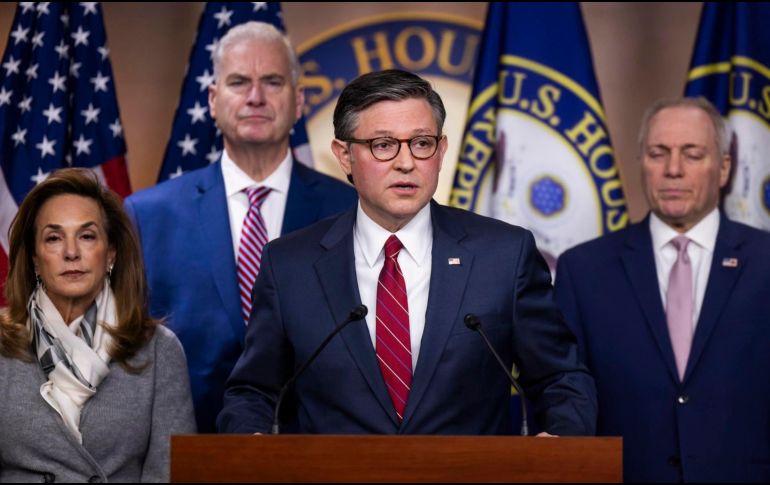 El presidente republicano de la Cámara de Representantes, Mike Johnson, habla con periodistas, en el Capitolio de Estados Unidos en Washington. EFE/J. SCALZO