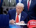 La firma se realizó en el Despacho Oval, donde Trump agradeció el respaldo de legisladores y senadores presentes. EFE/YURI GRIPAS