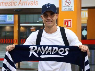 El delantero llega al equipo dirigido por Domenec Torrent con un contrato por tres años. CORTESÍA.