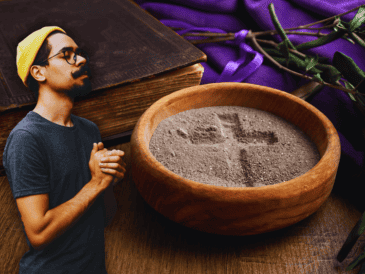 De acuerdo al semanario católico "Desde la fe", la imposición de la ceniza es un sacramental que nos prepara hacia la recepción de los sacramentos. ESPECIAL / CANVA