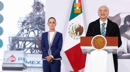 La presidenta Claudia Sheinbaum durante su conferencia matutina, la acompaña el director de Pemex. Víctor Rodríguez Padilla, SUN/D. Sánchez