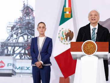 La presidenta Claudia Sheinbaum durante su conferencia matutina, la acompaña el director de Pemex. Víctor Rodríguez Padilla, SUN/D. Sánchez