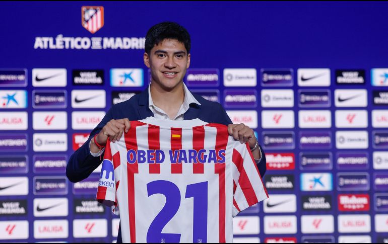 Durante su presentación oficial este miércoles 4 de febrero en el estadio Metropolitano, Obed Vargas destacó el sacrificio de su familia, que migró de México a Alaska en busca de mejores oportunidades, y que lo llevó a firmar con el conjunto español. EFE / S. Pérez