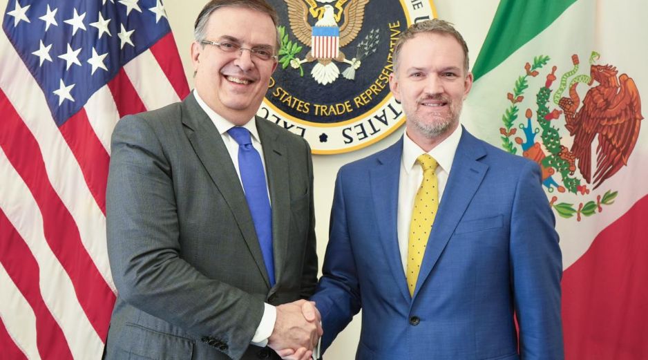 El secretario de Economía mexicano, Marcelo Ebrard, saluda al representante de Comercio de Estados Unidos, Jamieson Greer. EFE/Representación Comercial de EU