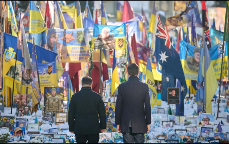 El presidente ucraniano, Volodímir Zelenski, y el secretario general de la OTAN, Mark Rutte, visitan el Monumento a la Memoria Nacional en la Plaza de la Independencia de Kiev. EFE/ Presidencia de Ucrania