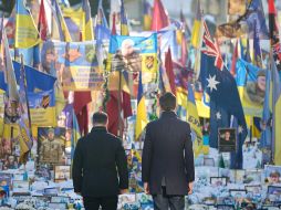 El presidente ucraniano, Volodímir Zelenski, y el secretario general de la OTAN, Mark Rutte, visitan el Monumento a la Memoria Nacional en la Plaza de la Independencia de Kiev. EFE/ Presidencia de Ucrania