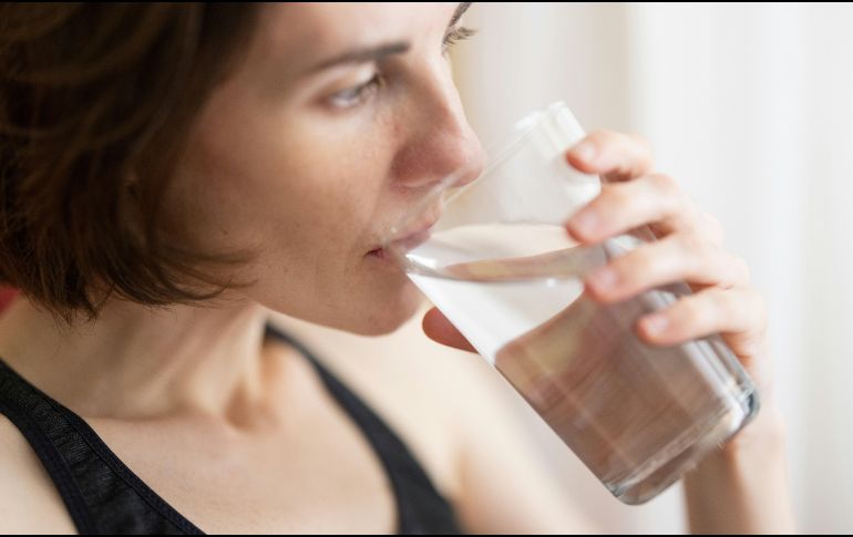 Tomar agua ayuda a mantener sano nuestro organismo y mantiene las funciones corporales. UNSPLASH / E. AKYURT