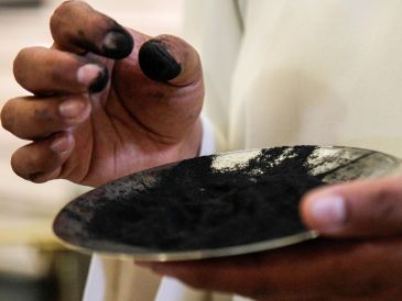 La imposición de ceniza es una costumbre que recuerda a los que la practican que algún día vamos a morir y que el cuerpo se va a convertir en polvo. NOTIMEX/ARCHIVO